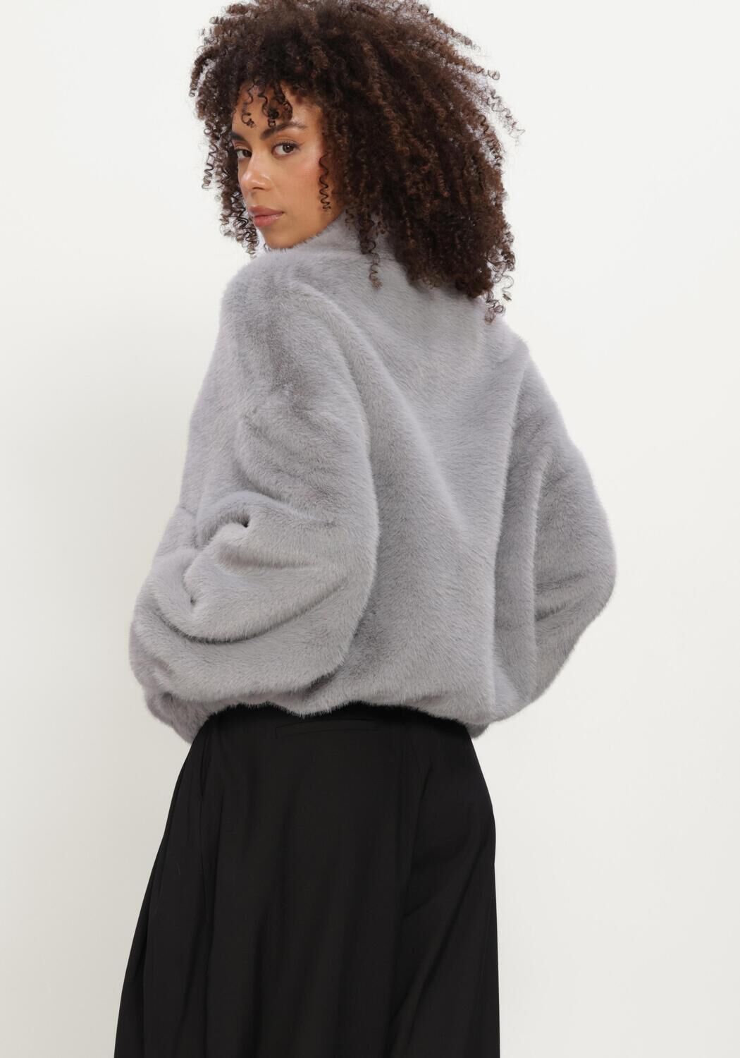 IBANA Manteau en fausse fourrure CHARLEY en gris - large
