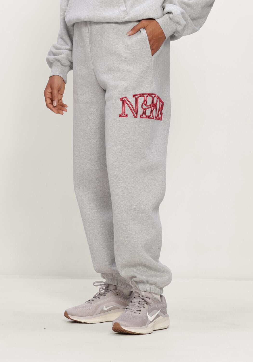 NIKE Pantalon de jogging NIKE STUDIO FLEECE MIDDELZWAAR 'GRAPHIC PACK' Gris clair - large