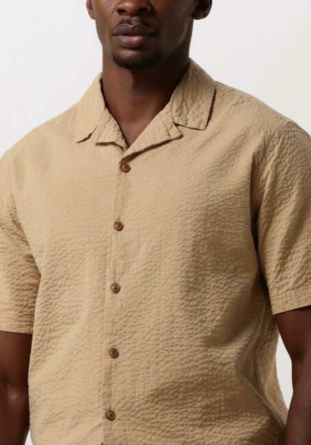ANERKJENDT Chemise décontracté AKLEO S/S SEERSUCKER SHIRT en camel - large