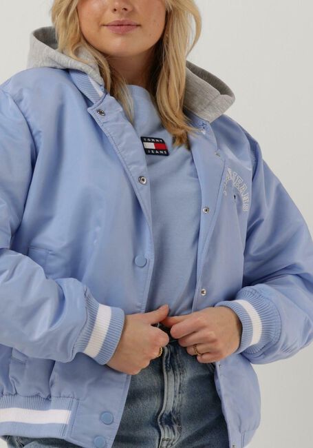 TOMMY JEANS Jack TJW GRAPHIC SATIN BOMBER JACKET en bleu - large