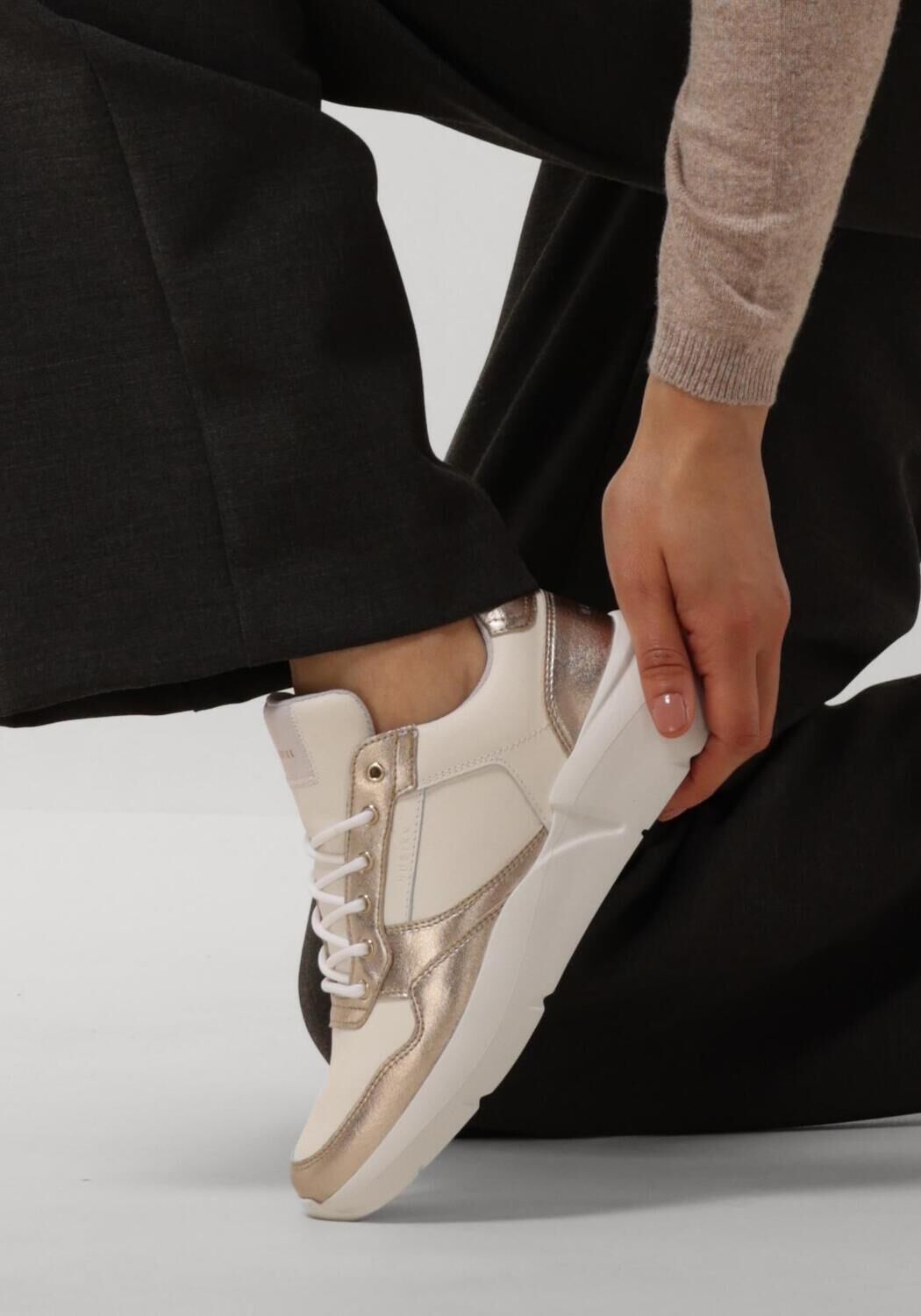 NUBIKK Baskets basses ROQUE ROAD WAVE en blanc - large