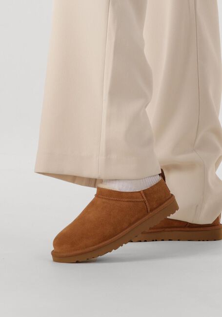 UGG W CLASSIC MICRO Chaussures à enfiler en cognac - large