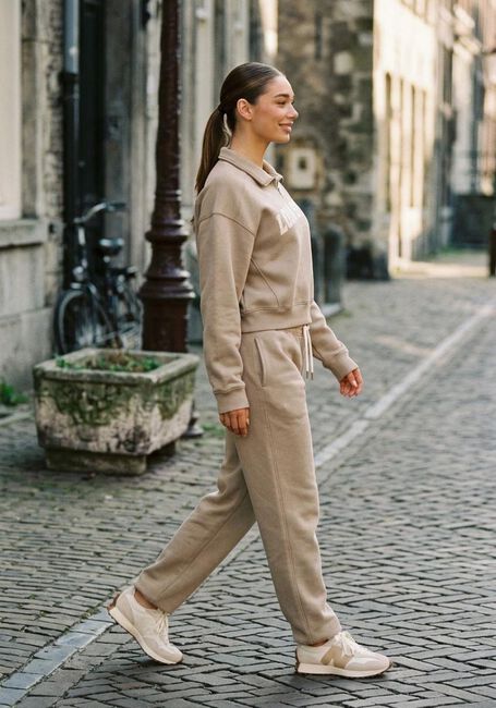 THE LOLA CLUB Pantalon de jogging JAYLA PANTS en beige - large