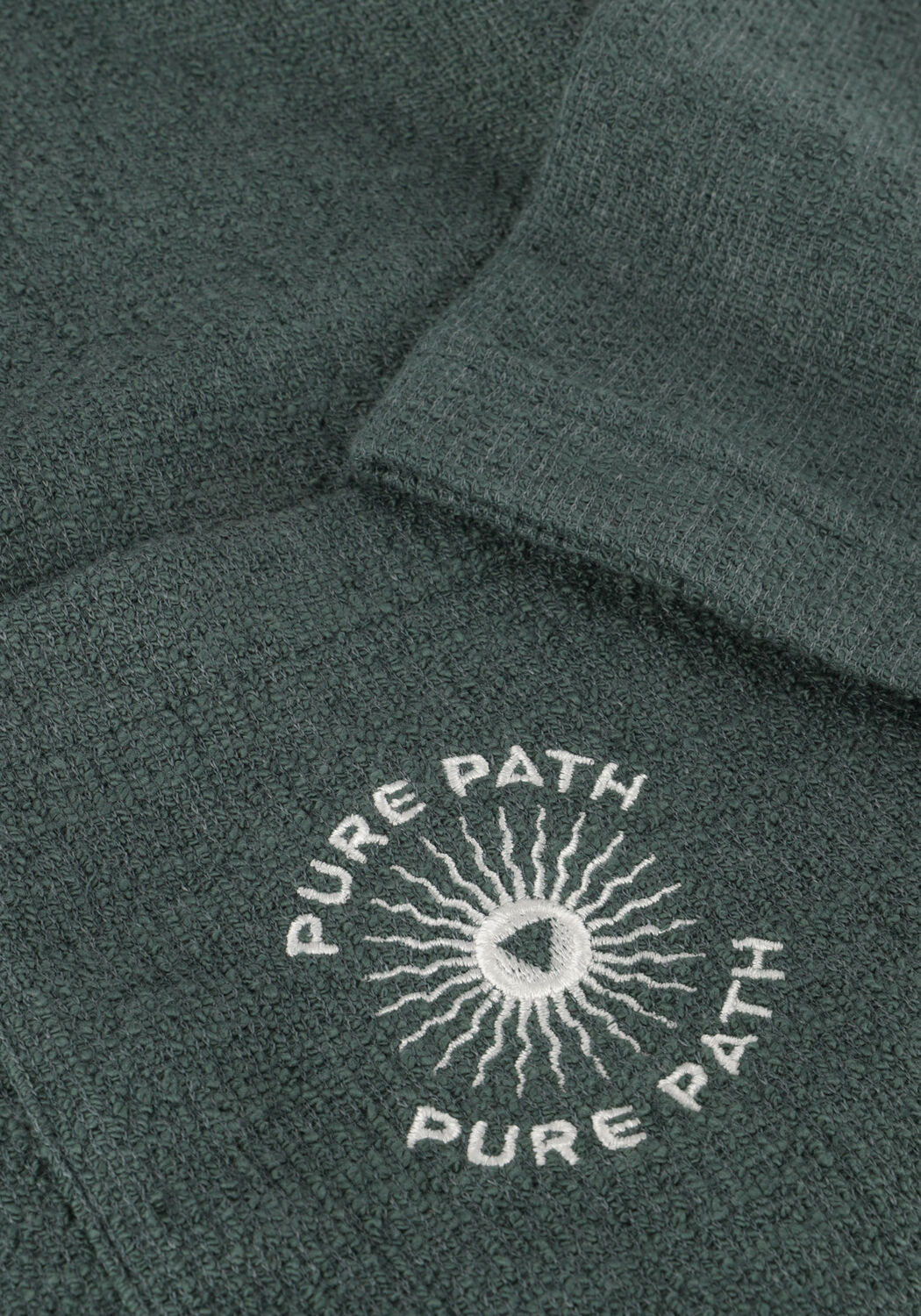 PURE PATH Chemise d&eacute;contract&eacute; STRUCTURED SHORTSLEEVE SHIRT WITH CHEST POCKET AND EMBROIDERY en vert - large