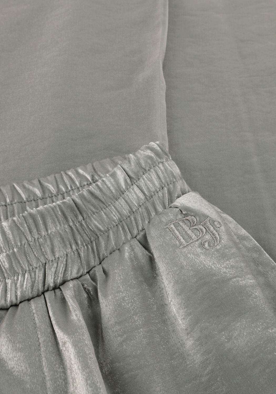 INDIAN BLUE JEANS Pantalon large WIDE SHINY CARGO PANTS en argent - large