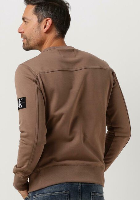 CALVIN KLEIN Pull MONOLOGO SLEEVE BADGE CN en marron - large