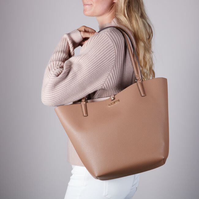GUESS Sac à main ALBY TOGGLE TOTE en taupe  - large