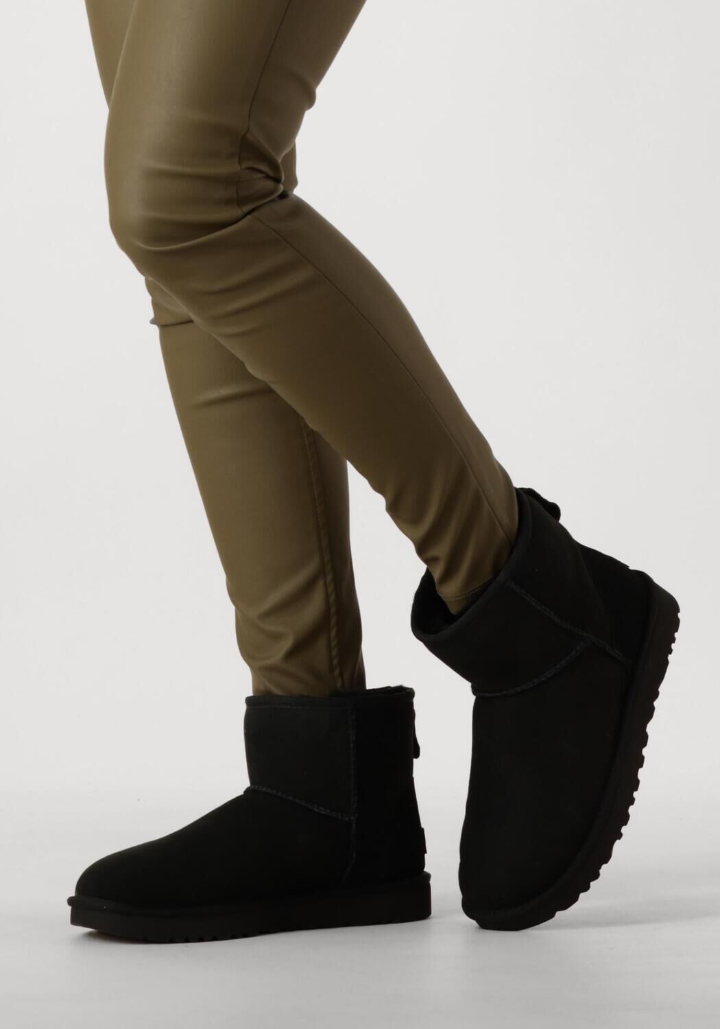 Zwarte UGG  W CLASSIC MINI II - large