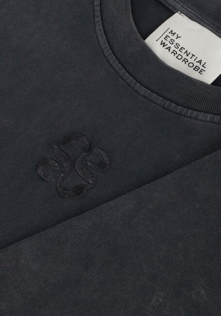 Donkergrijze MY ESSENTIAL WARDROBE T-shirt SEATTLEMW LOGO EMB. TEE Donkergrijze MY ESSENTIAL WARDROBE T-shirt SEATTLEMW LOGO EMB. TEE - large