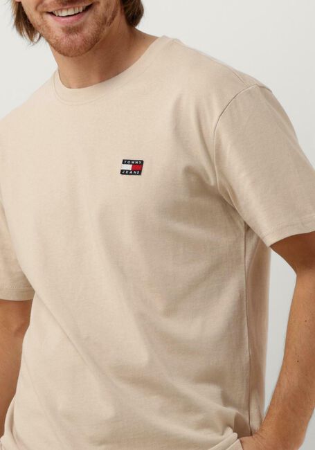 TOMMY JEANS T-shirt TJM CLSC TOMMY XS BADGE TEE en beige - large