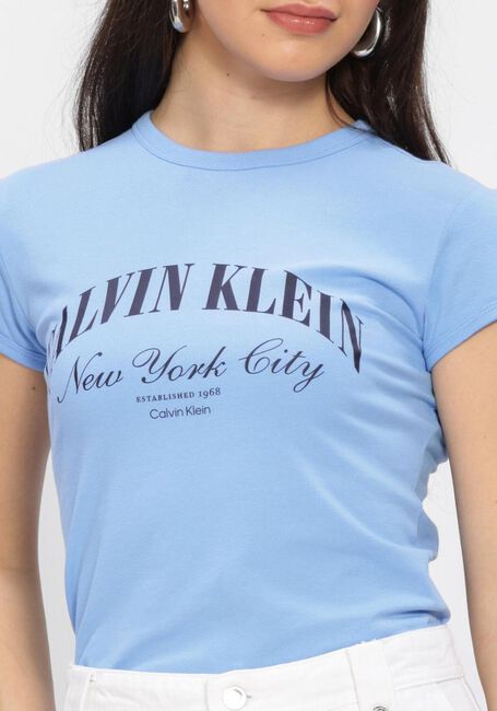 CALVIN KLEIN T-shirt SS GRAPHIC LOGO BABY TEE en bleu - large