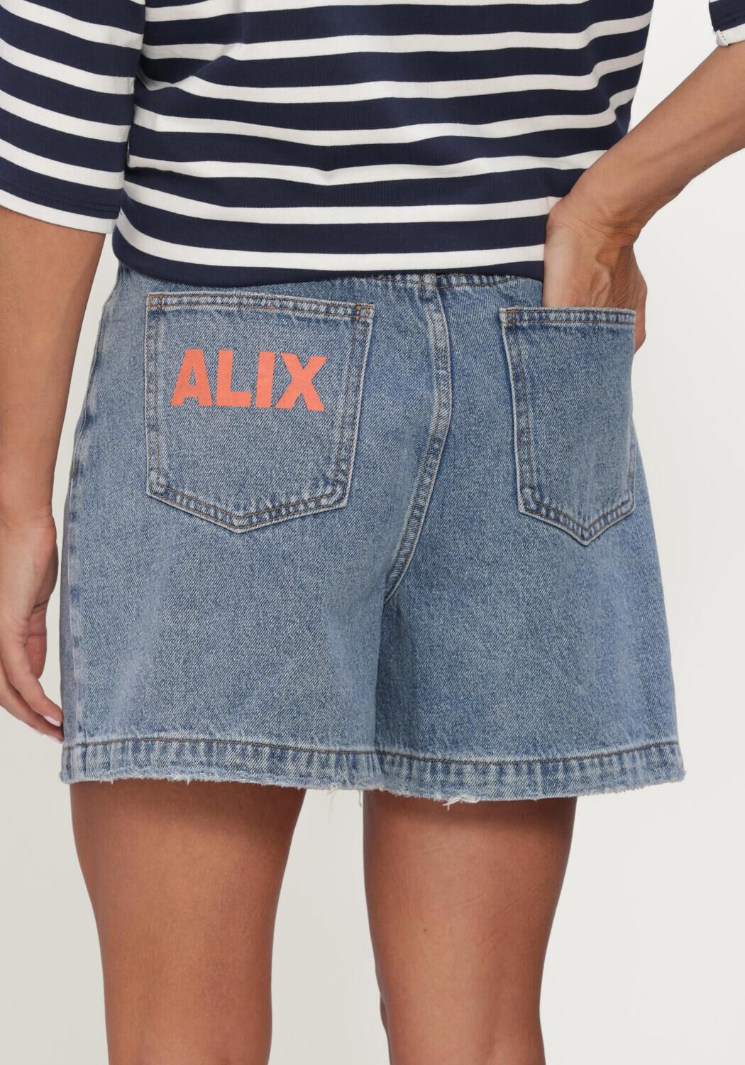 ALIX THE LABEL LADIES WOVEN BERMUDA DENIM SHORTS Pantalons en bleu - large