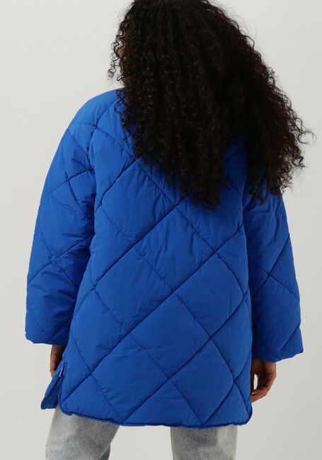 SELECTED FEMME Veste matelassé HEIDI PUFFER JACKET en bleu - large
