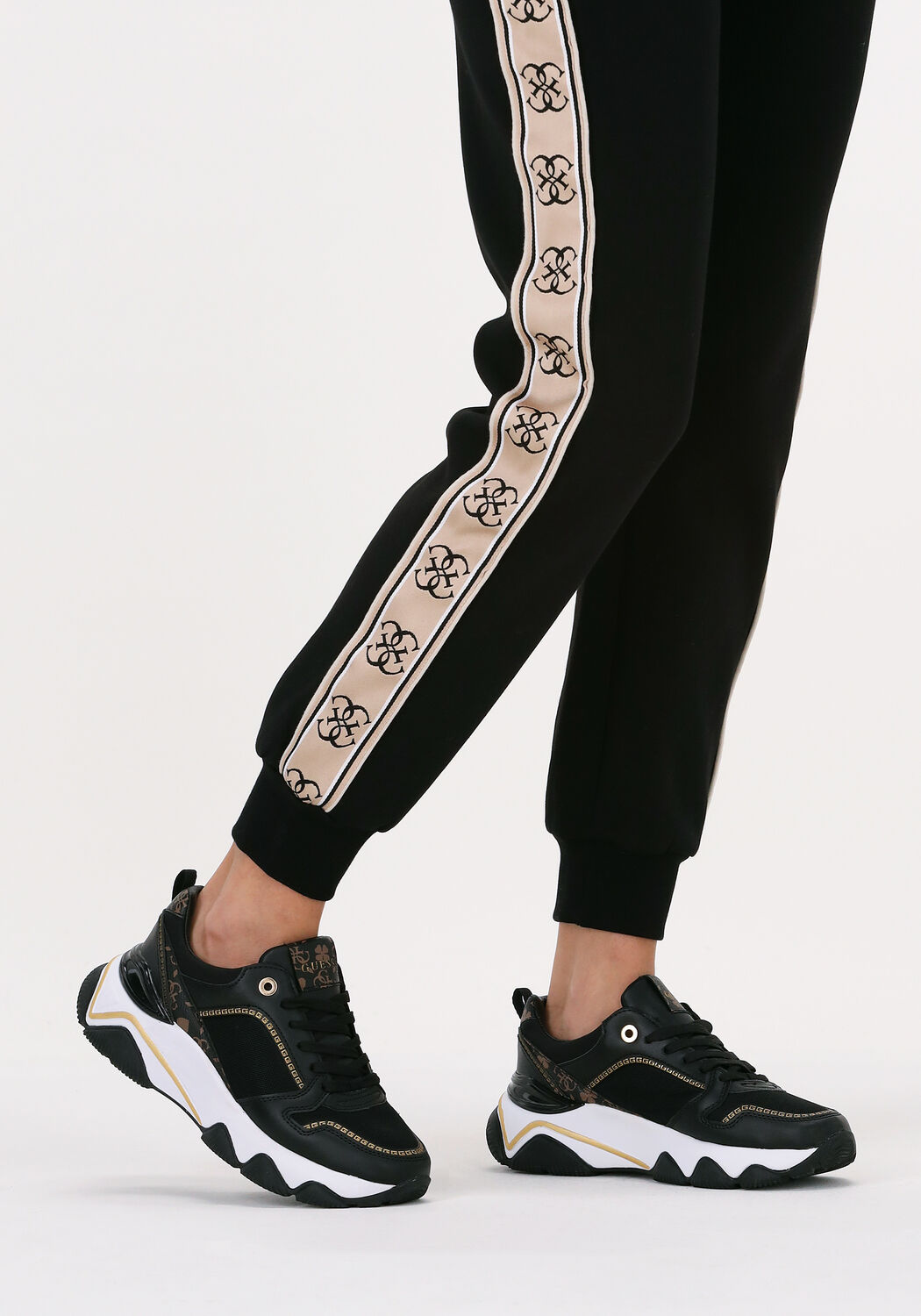 Zwarte GUESS Lage sneakers MAGS Omoda