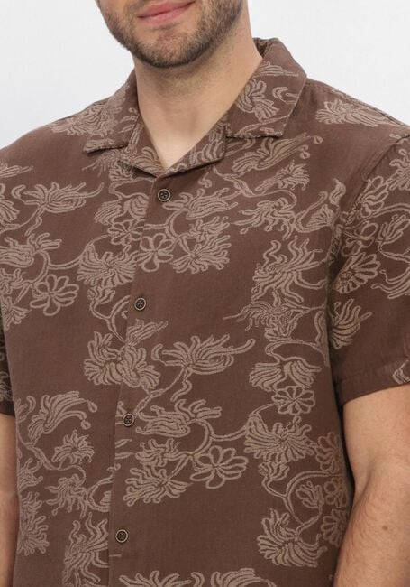 ANERKJENDT Chemise d&eacute;contract&eacute; AKLEANDER JACC SS SHIRT en marron - large