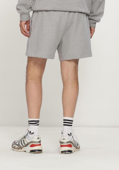 ADIDAS Pantalon courte ESS SHO en gris - large