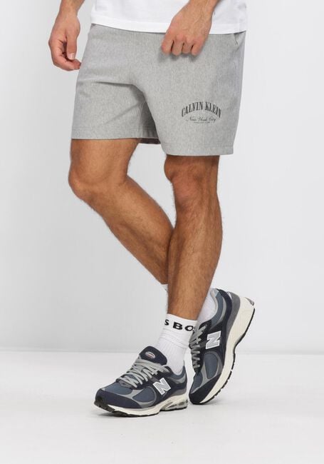 CALVIN KLEIN Pantalon courte PREMIUM TERRY CALVIN COLLEGIATE en gris - large