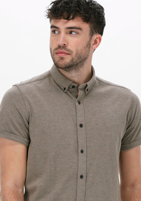DSTREZZED Chemise décontracté SHIRT BUTTON DOWN S/S MELANGE PIQUE en taupe - large