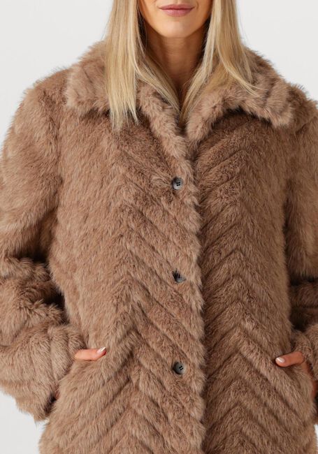 STUDIO AR Manteau SCARLET FAUX MINK ZIGZAG en taupe - large