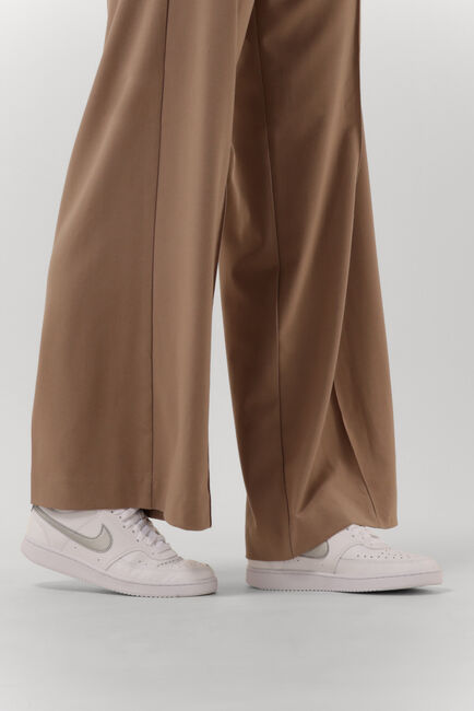 Witte NIKE Sneakers COURT VISION LOW WMNS - large