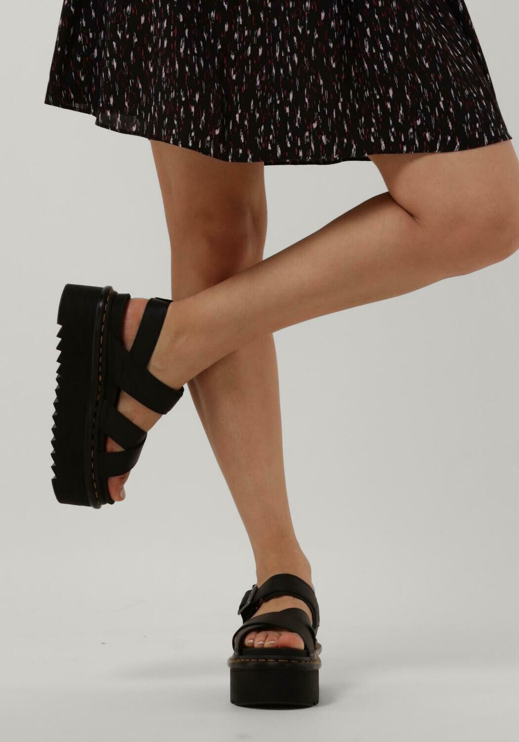 zwarte dr martens sandalen voss ii quad