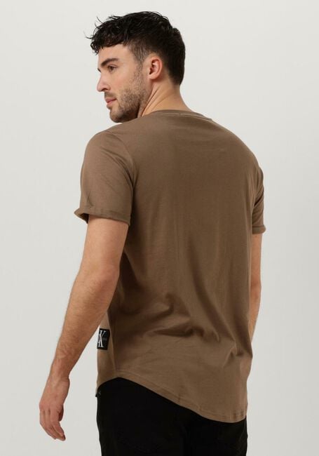 Bruine CALVIN KLEIN T-shirt BADGE TURN UP SLEEVE - large