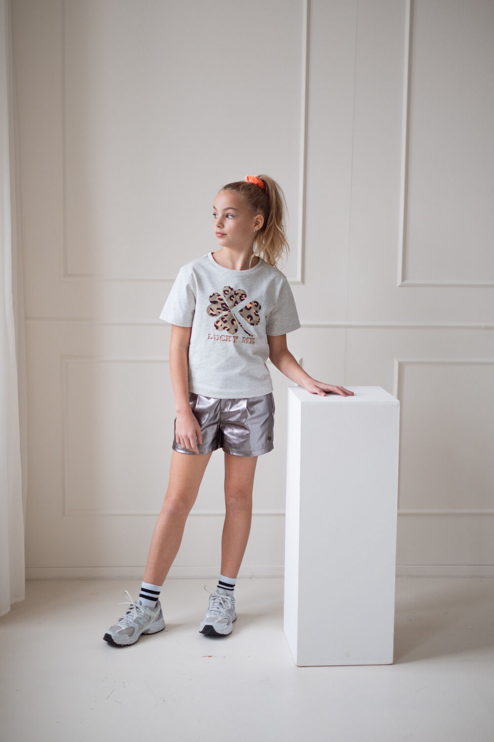 LIKE FLO Pantalon courte FANTASY FLO METALLIC SHORT en argent - large