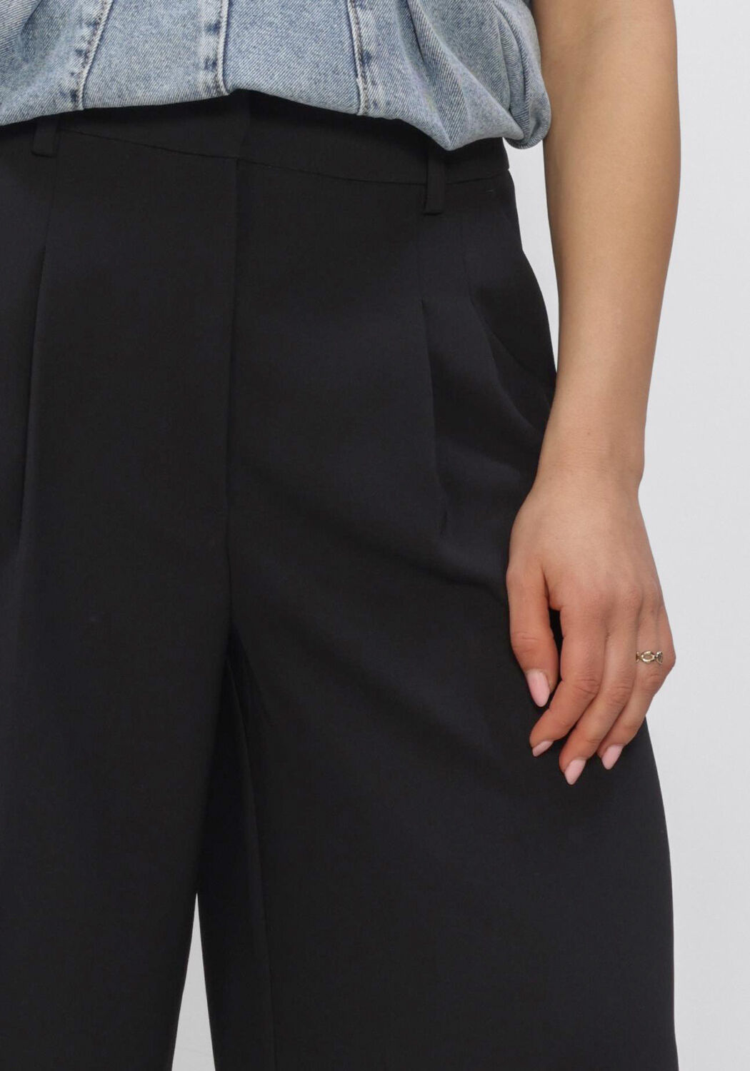 SECOND FEMALE FLORE BERMUDA Pantalons en noir - large