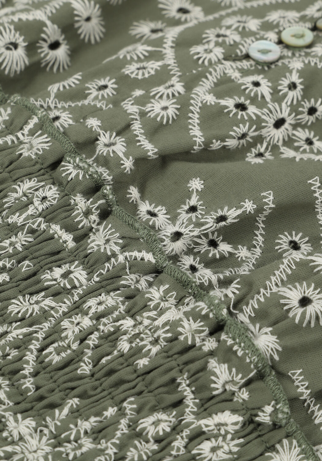 COLOURFUL REBEL BOWIE BRODERIE ANGLAISE SMOCK TOP Blouses en vert - large