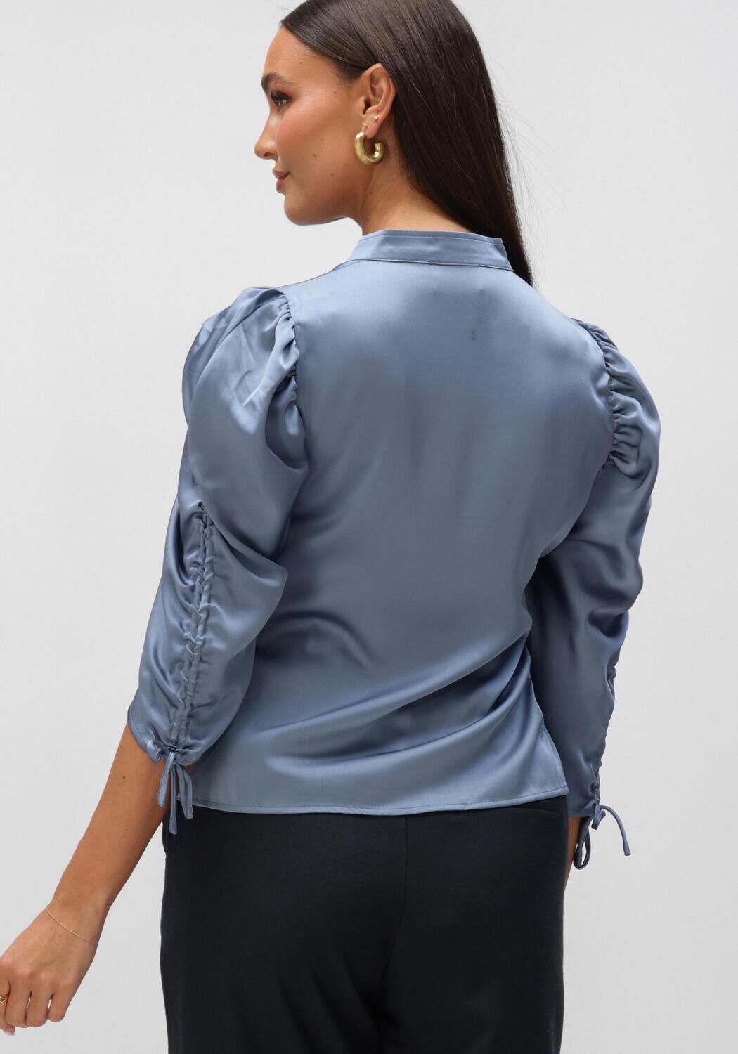 NEO NOIR ALVIRA DRAPY SATIN BLOUS Blouses en bleu - large