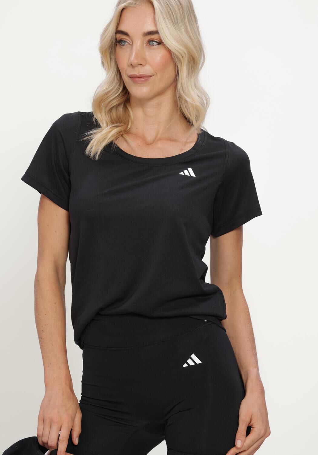 ADIDAS WE MIN SCP TEE Hauts & T-shirts en noir - large