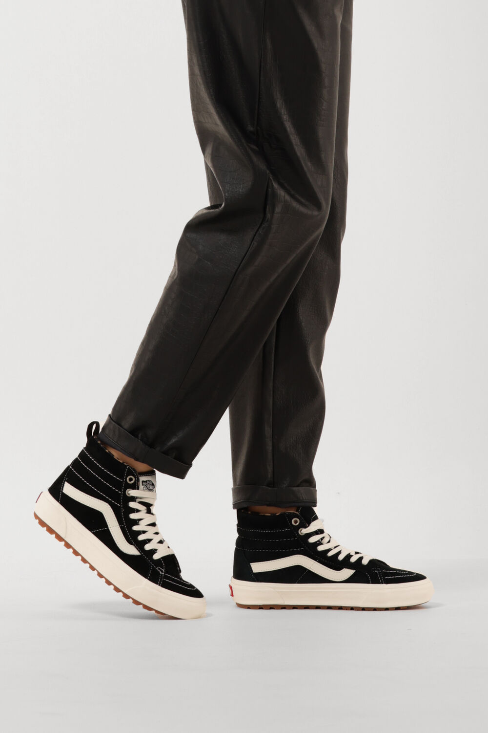 Zwarte VANS Sneakers UA SK8-HI MTE WOMAN - large