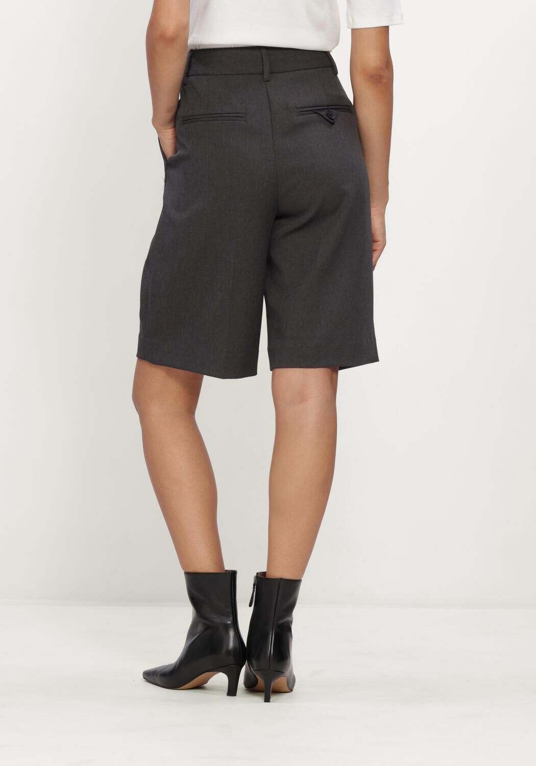 HAUTE L'AMITI&Eacute; AMY BERMUDA Pantalons en gris - large