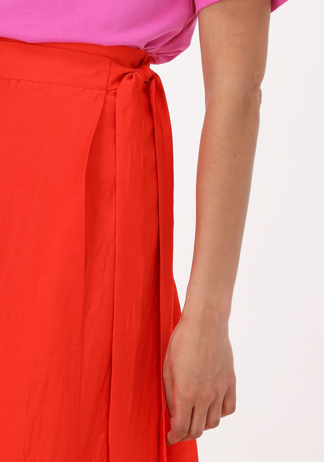 GESTUZ Jupe midi LUELLA WRAP SKIRT en orange Omoda
