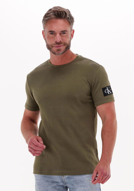 Olijf CALVIN KLEIN T-shirt MONOGRAM BADGE WAFFLE SS TEE - large