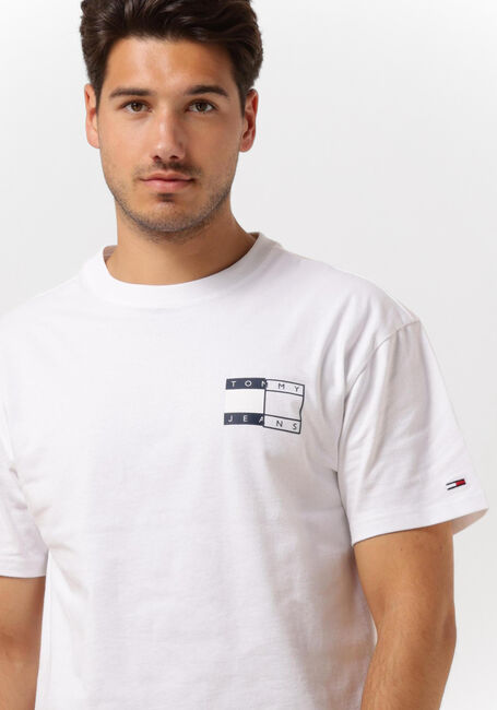 TOMMY JEANS T-shirt TJM TWISTED FLAG TEE en blanc - large