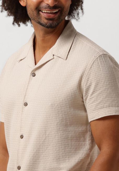 SELECTED HOMME Chemise décontracté SLHREG-WEST SHIRT SS RESORT CAMP en beige - large