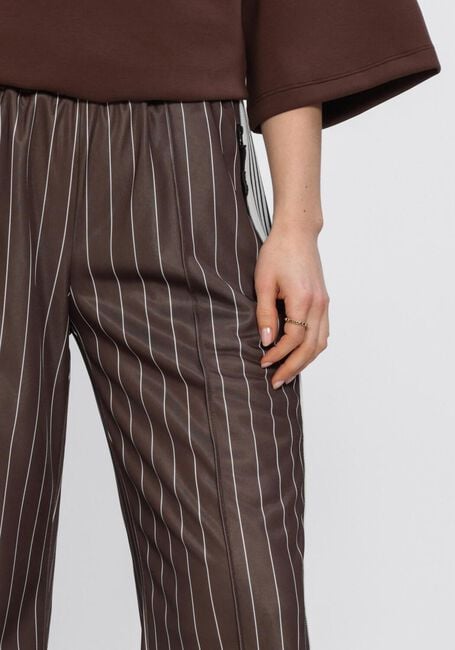 Bruine HAUTE L'AMITI&Eacute; Broeken/jumpsuits BAGGY PIN STRIPE TRACK TALL PANTS - large