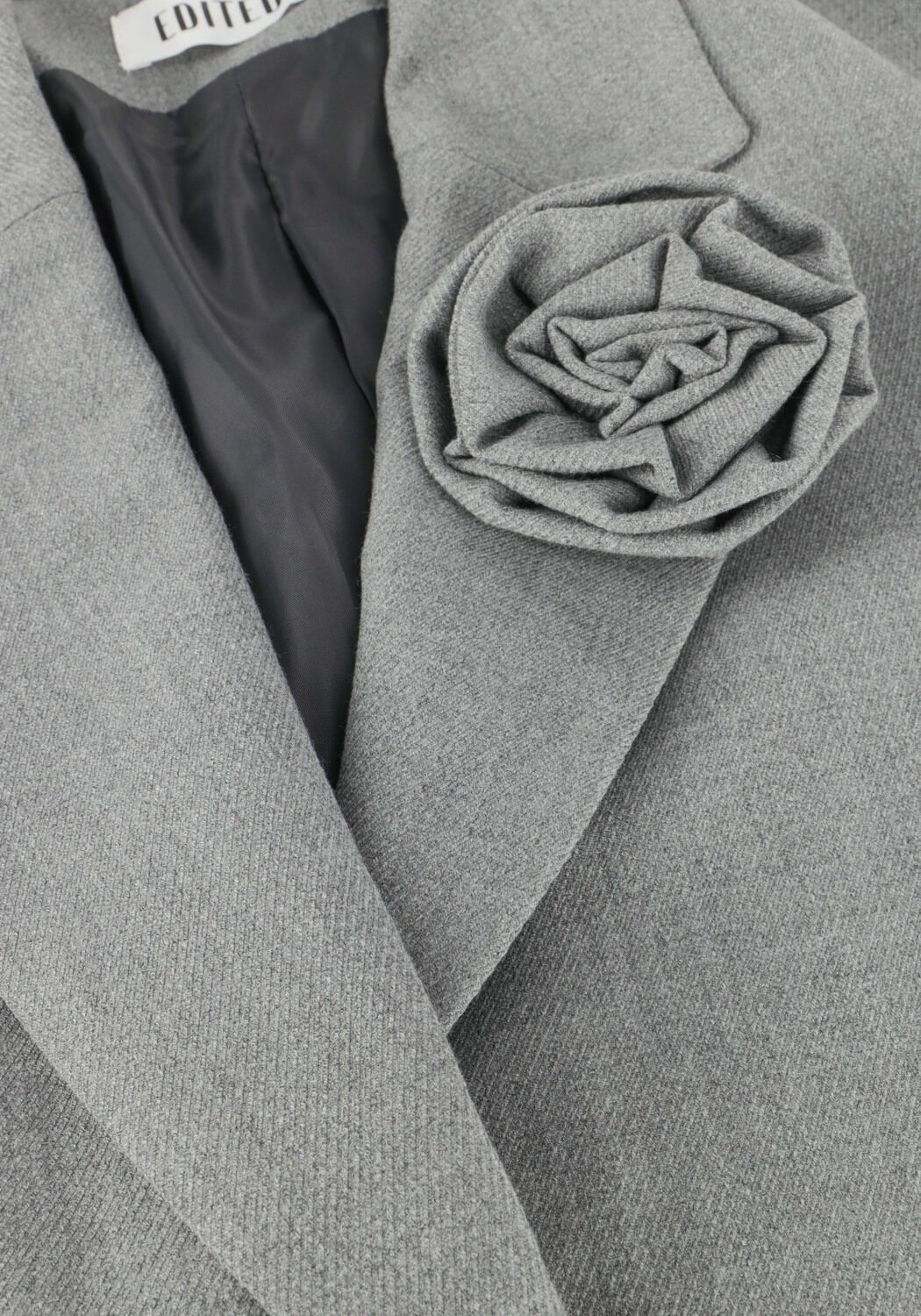 EDITED Blazer KAINOA BLAZER WITH BROOCH en gris - large
