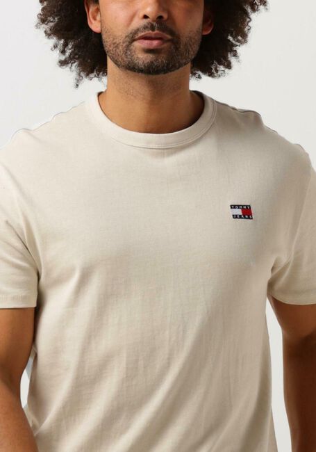 TOMMY JEANS T-shirt TJM REG BADGE TEE EXT en beige - large