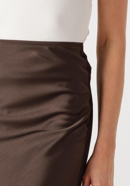 NEO NOIR Jupe maxi VICKY HEAVY SATEEN SKIRT en marron - large