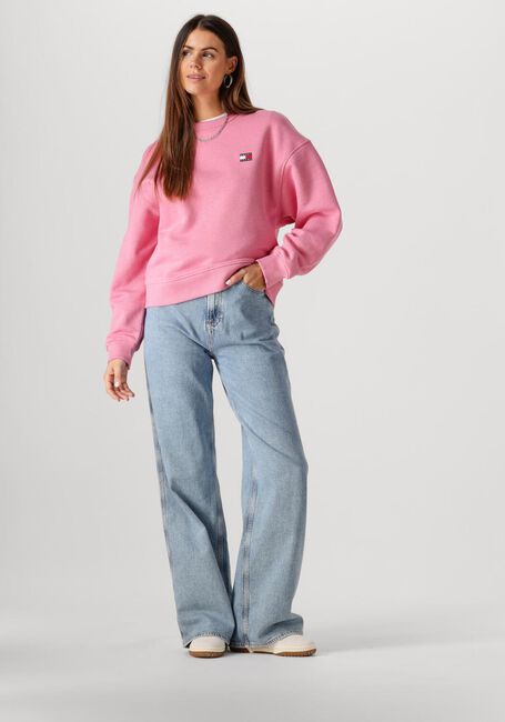TOMMY JEANS Pull TJW BXY BADGE CREW en rose - large
