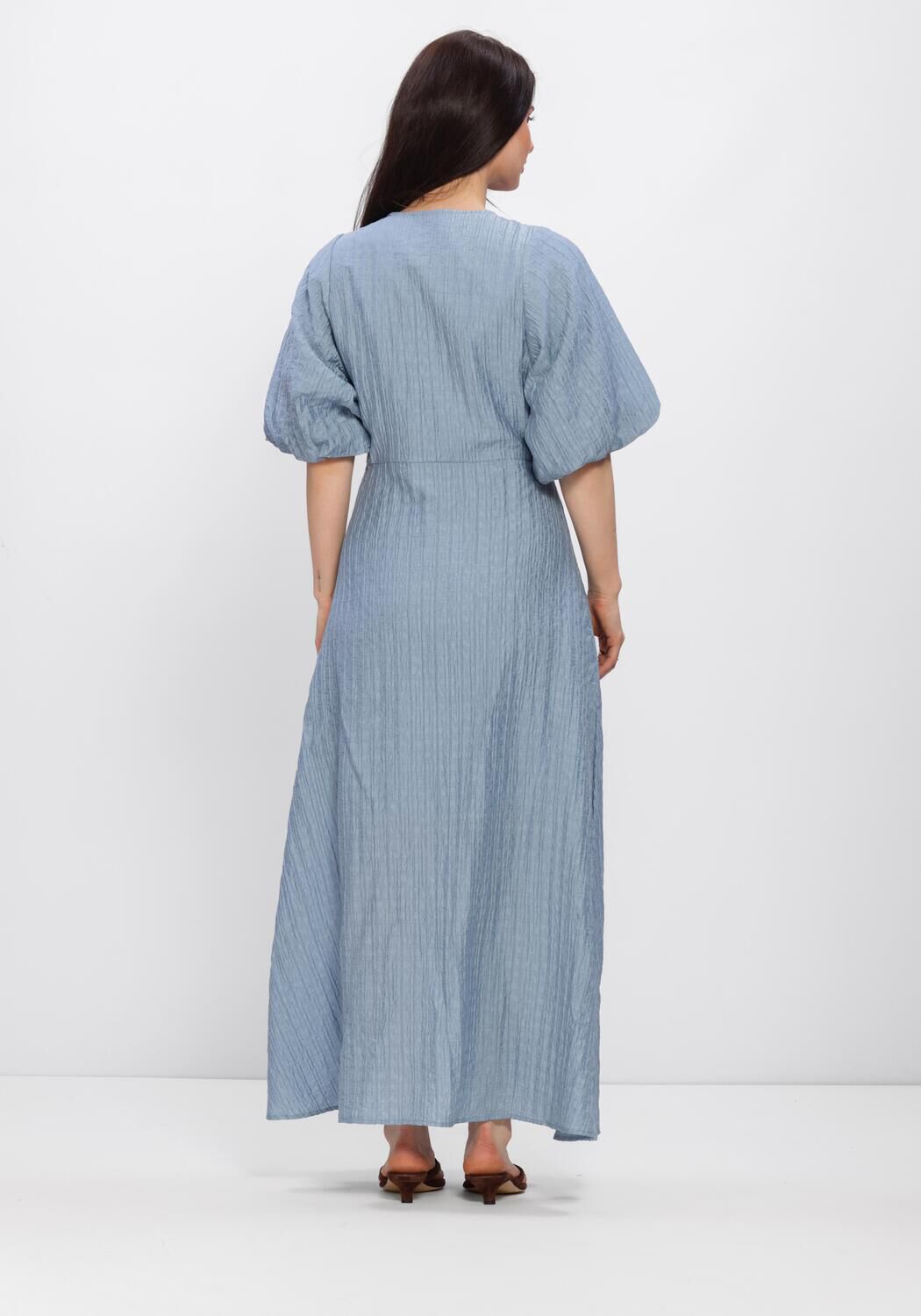 SELECTED WOMEN Robe midi SLFMADDIE SS CLOSED BACK MIDI DRESS en bleu - large