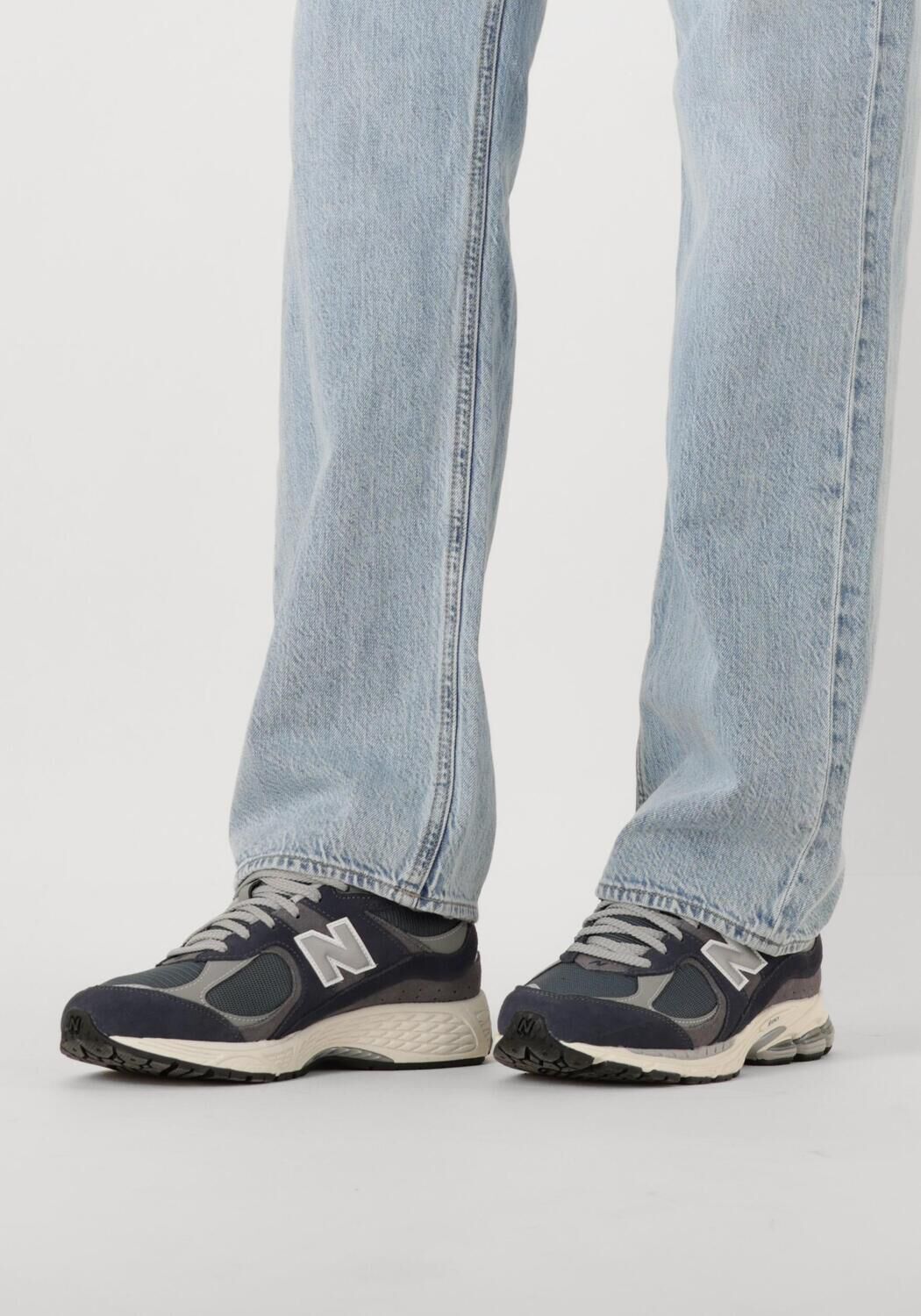 NEW BALANCE Baskets basses M2002R M en gris - large