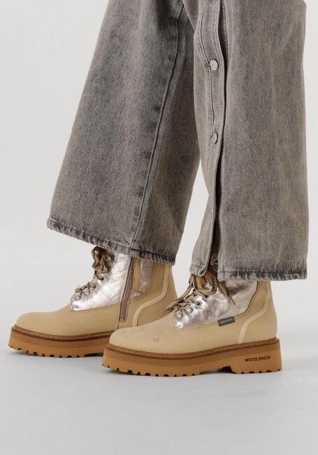 WOOLRICH Bottines à lacets MAIN BOOT WOMEN en beige - large