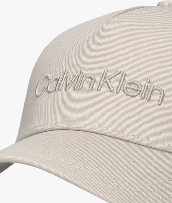 CALVIN KLEIN CALVIN EMBROIDERY TRUCKER Casquette en beige - large