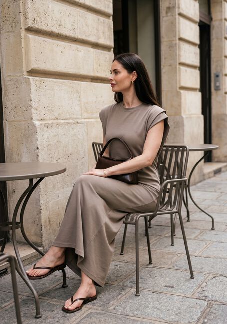 AIMEE THE LABEL Robe maxi SILVANA en taupe - large