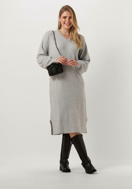 MINUS Robe midi LILIANNE V-NECK MIDI KNIT DRESS en gris - large