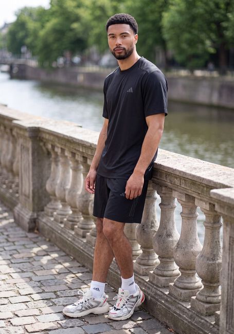 ADIDAS Pantalon courte TECHESS 3S SHORT en noir - large