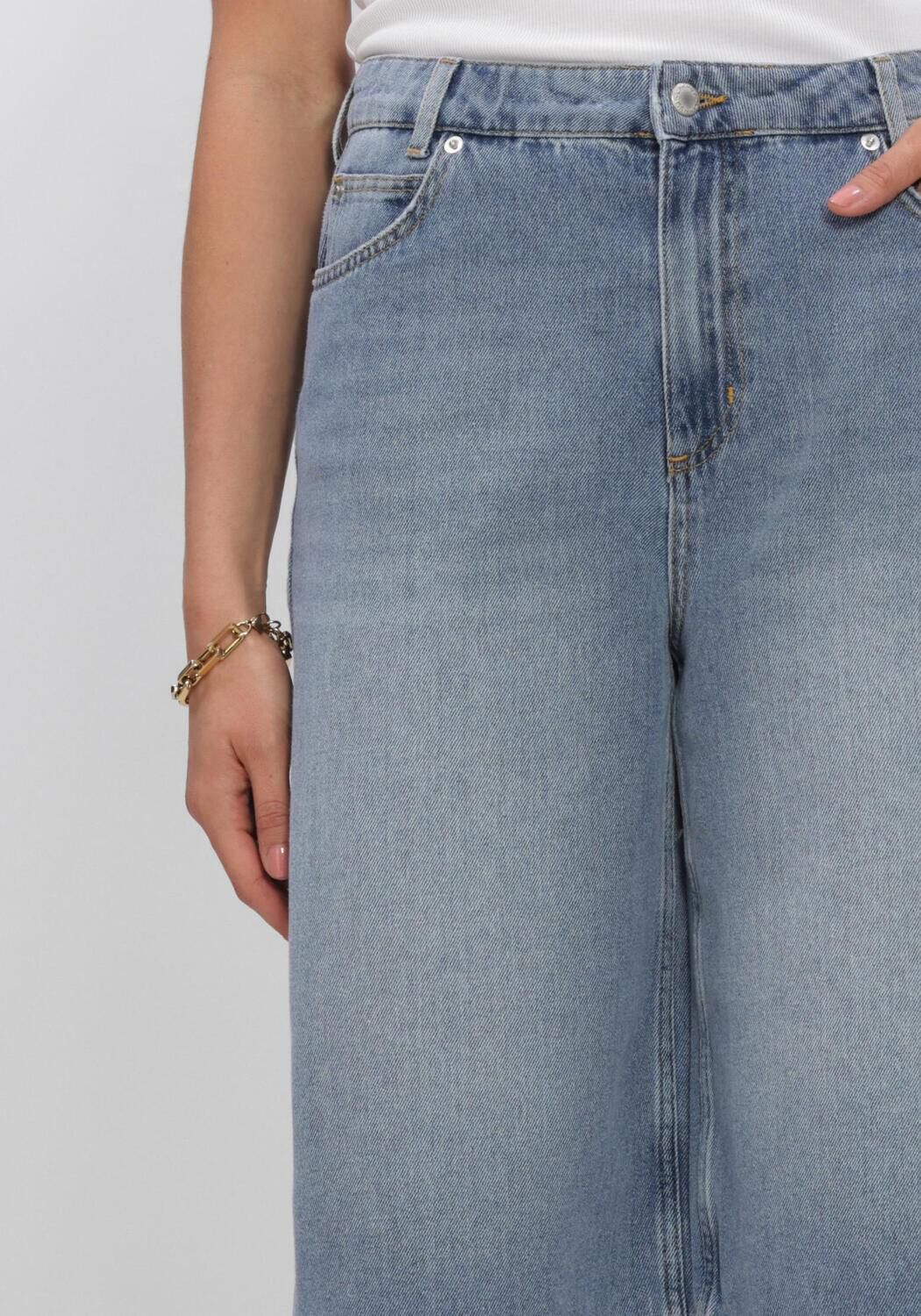 COPENHAGEN MUSE Pantalon courts CMANORA-BERMUDA en bleu - large